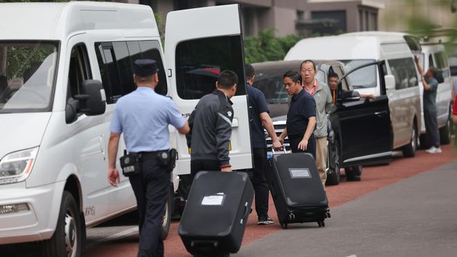 妻子与马赫雷斯谈转会：你去沙特就有30个朋友，我只能家里蹲？